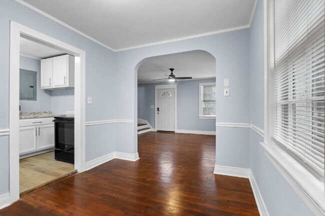 Building Photo - Fantastic 2 Bed, 1 Bath.  Walk to MTSU! Ut...