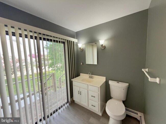 Building Photo - 422 W 6th Ave