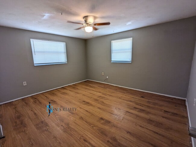 Building Photo - Must See 3/2/1 over 1000sf with tile/lamin...