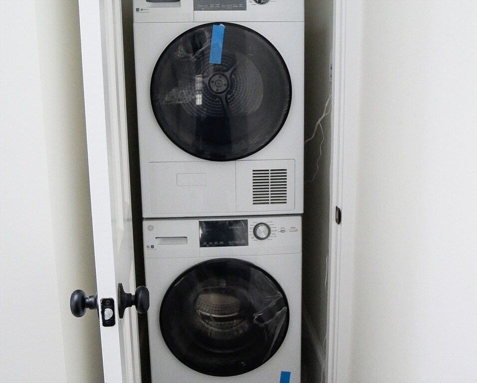 Building Photo - 261 W Newton St