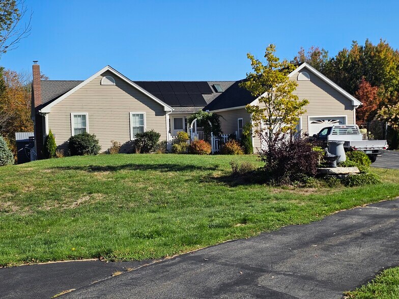 Building Photo - 585 High St