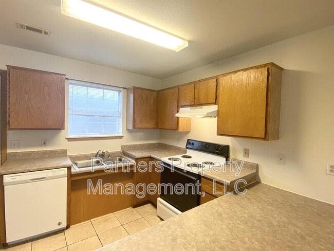 Building Photo - 860 S Curtis Ave