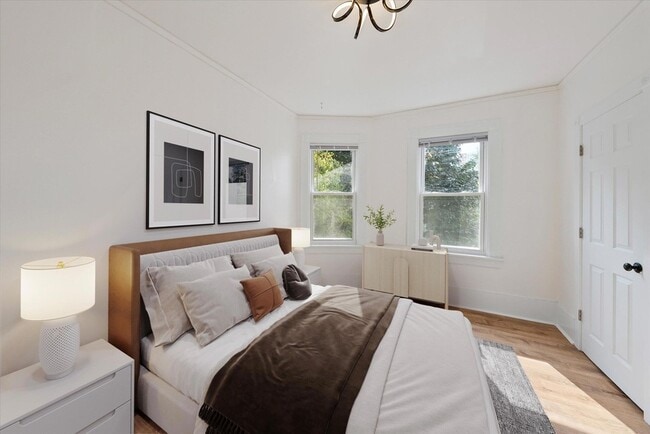 Building Photo - 2026 E Kenilworth Pl