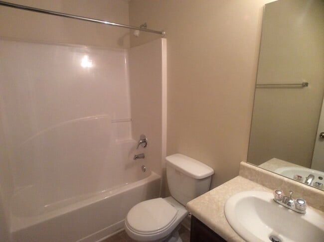 Building Photo - 1894 Roble Dr