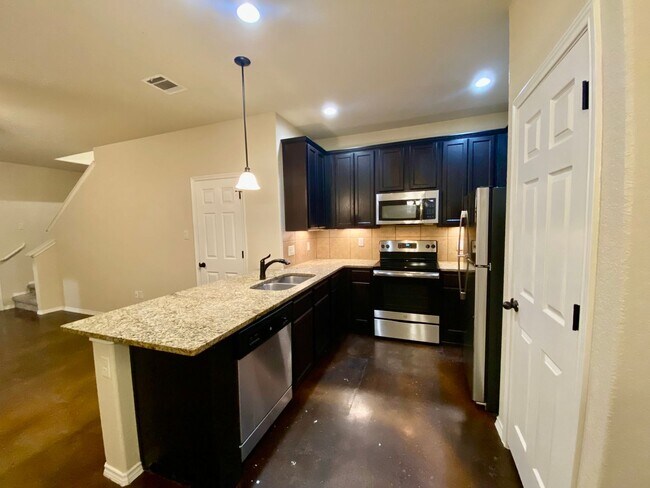 Building Photo - Two Story Townhome in New Braunfels