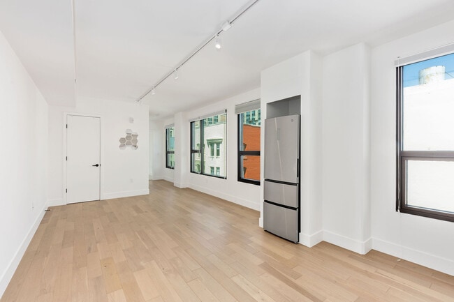 Building Photo - 719 Larkin St