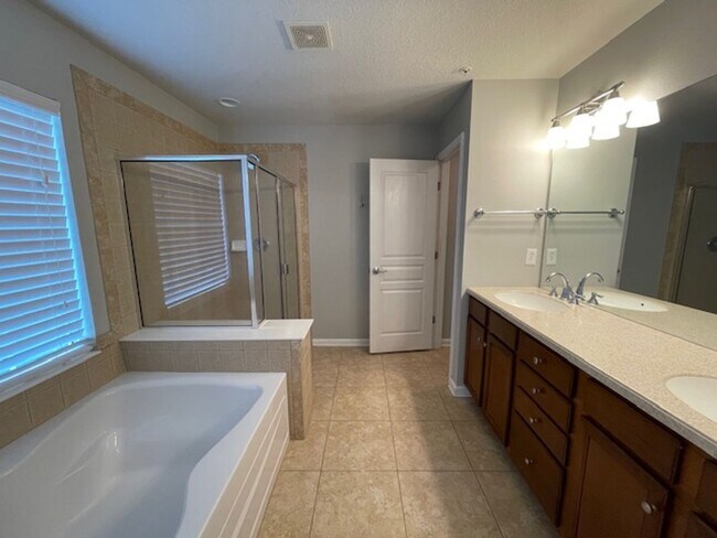 Building Photo - Midtowne