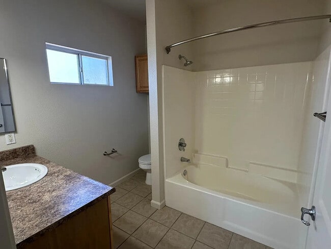 Building Photo - Beautiful 2 Bedroom 2 Bathroom in Roseville!