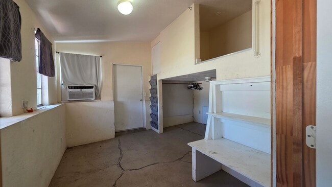 Building Photo - 4 Bedroom 2 Bath Single Family Home w/ 2 Bonus Rooms