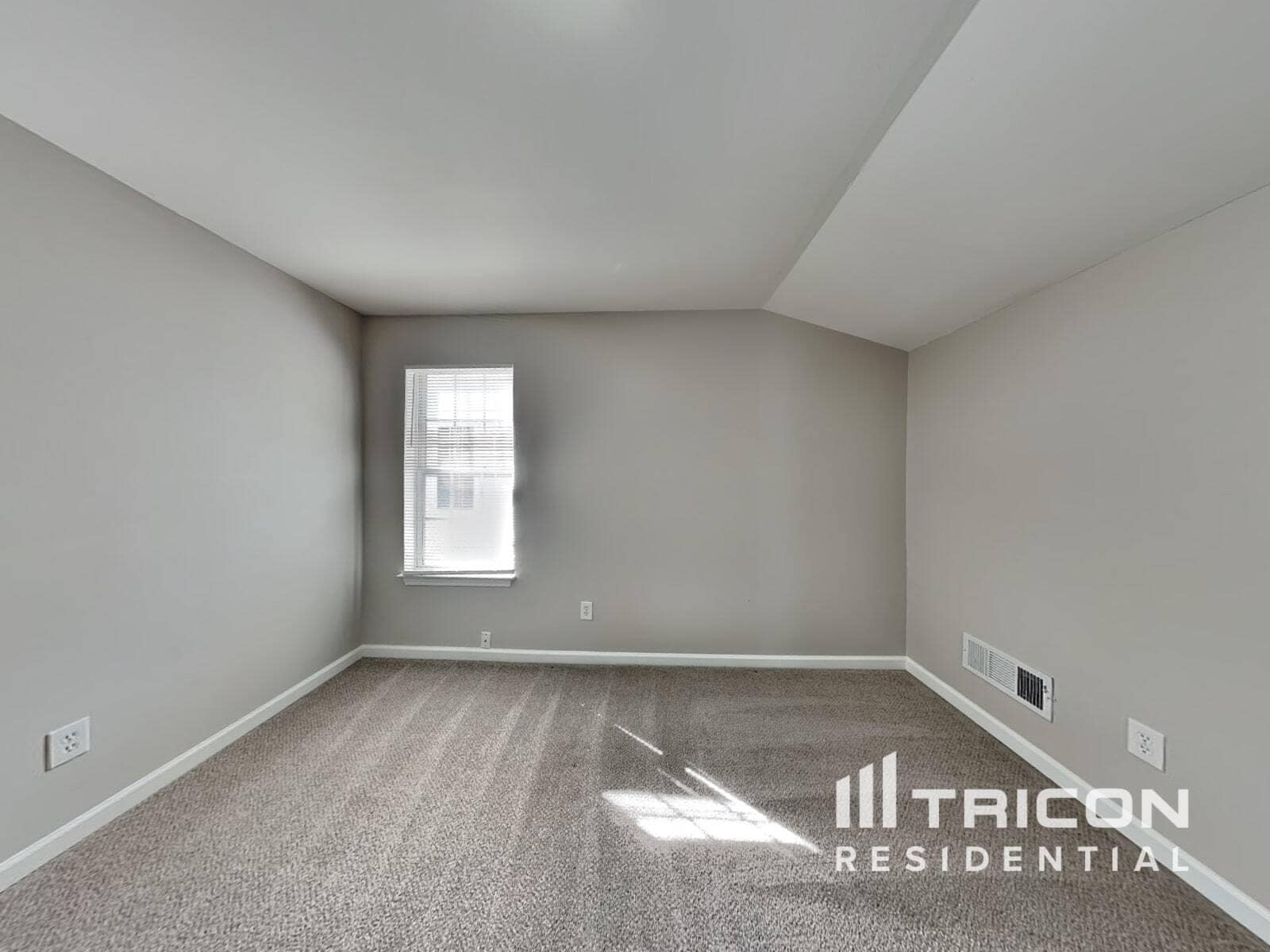 Building Photo - 305 Edge Hill Ct