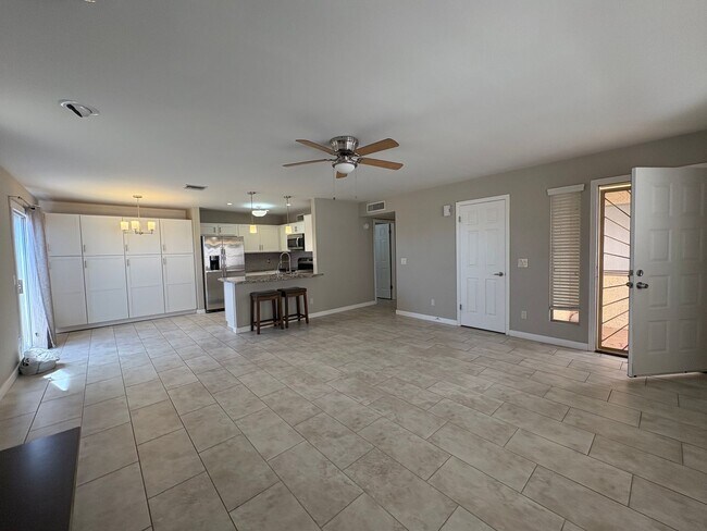 Building Photo - 2Bed/2Bath Townhouse in North Scottsdale! Ready for Immediate Move-In! -- 2 CAR GARAGE!