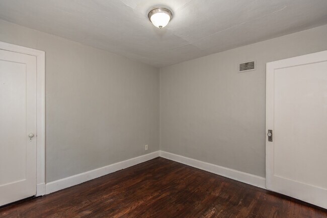 Building Photo - 320 Henquin Dr