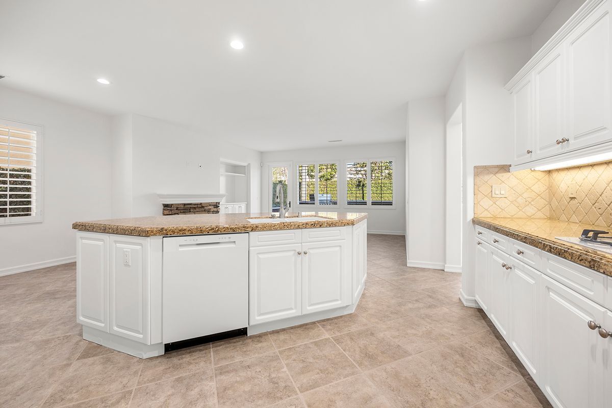 Building Photo - 2556 Pearblossom St