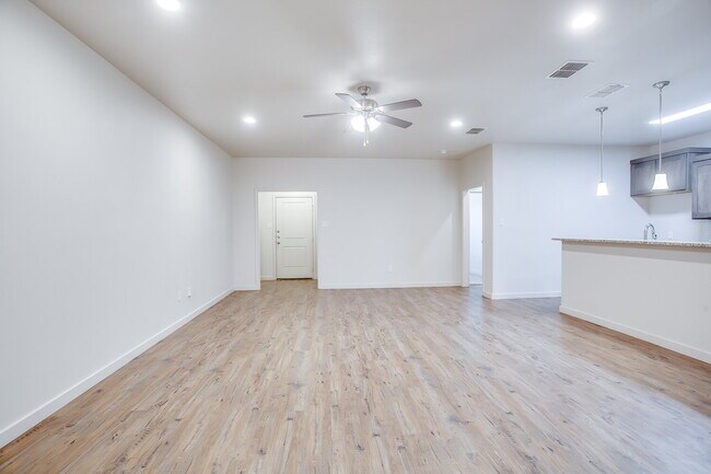 Building Photo - Beautiful New Townhome Located South of To...