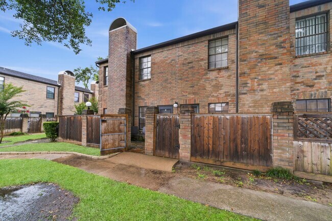Building Photo - 9850 Pagewood Ln