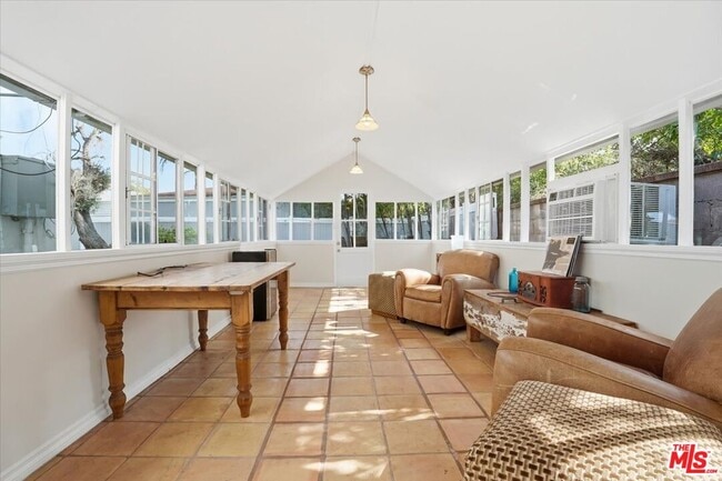 Building Photo - 2317 Veteran Ave