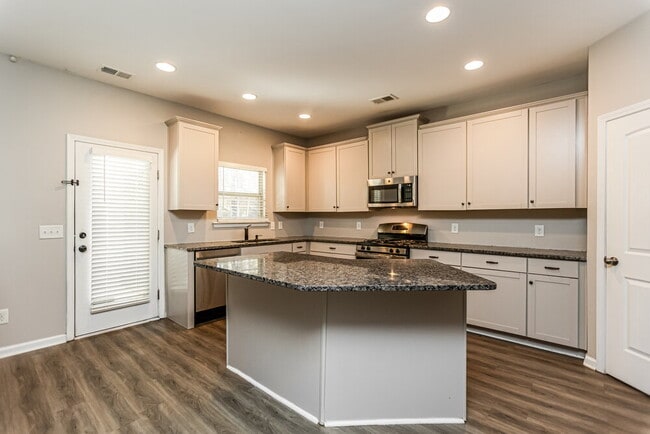 Building Photo - 136 Camellia Way