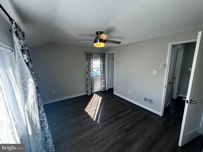 Building Photo - 5411 8th Pl S