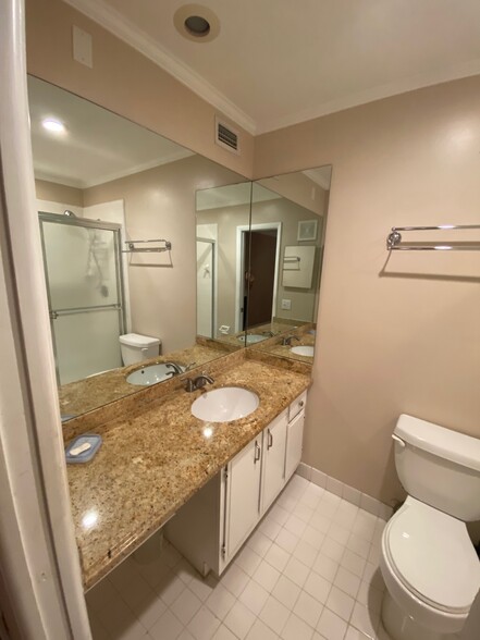 Master Bath - 3951 NE 18th Ave