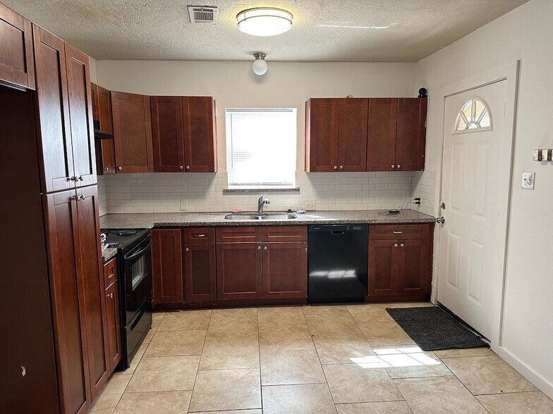 Kitchen - 305 Albert St