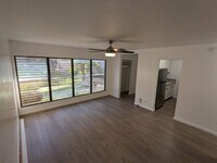 Building Photo - 2 Bedroom 1 Bath Townhouse w/ 1 Parking St...