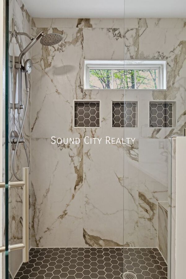 Building Photo - 5112 Bay Overlook Dr