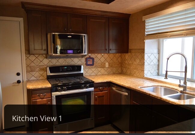 Building Photo - 1016 E Quincy Ave