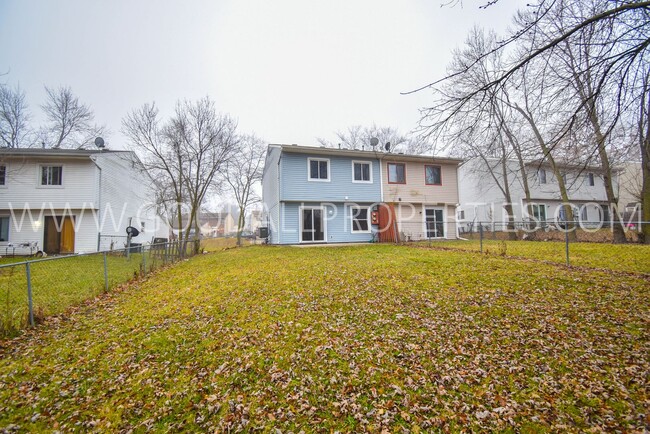 Building Photo - 3 Bedroom 1.5 Bathroom Duplex