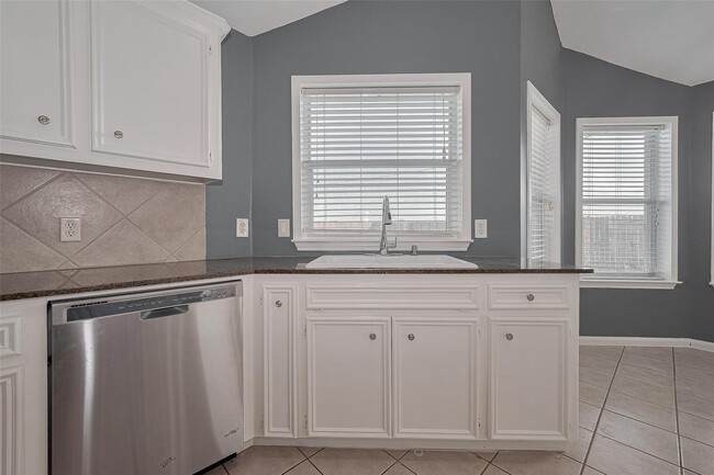 Building Photo - 9631 Highland Pointe Dr