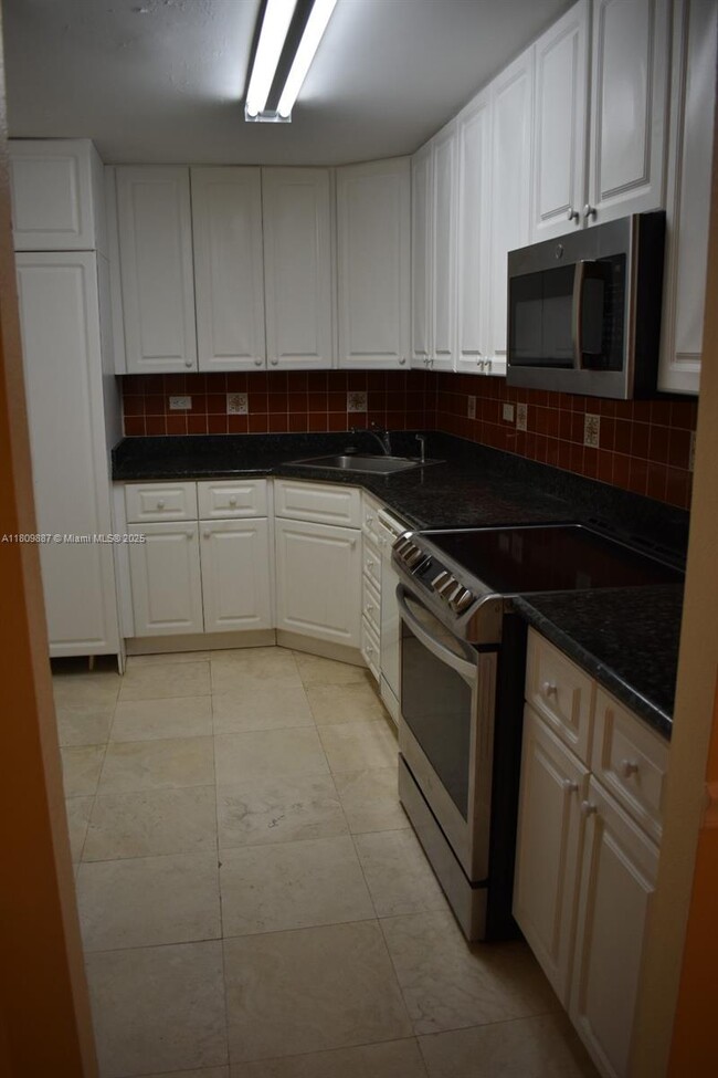 Building Photo - 6039 Collins Ave