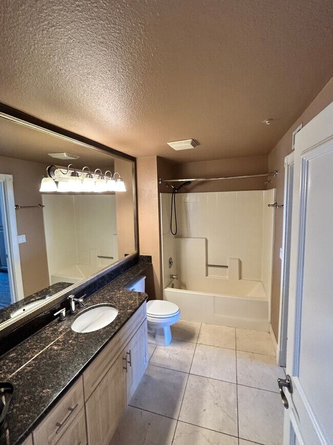 Building Photo - Beautiful, partially furnished 1 bedroom w...