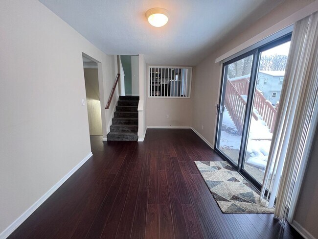 Building Photo - Single Family Home - Three Bedroom Tri-level!