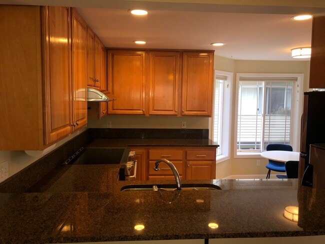 Building Photo - 3Bd/3Ba Seattle Townhouse