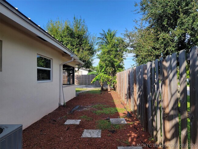 Building Photo - 1601 SW 1st Terrace