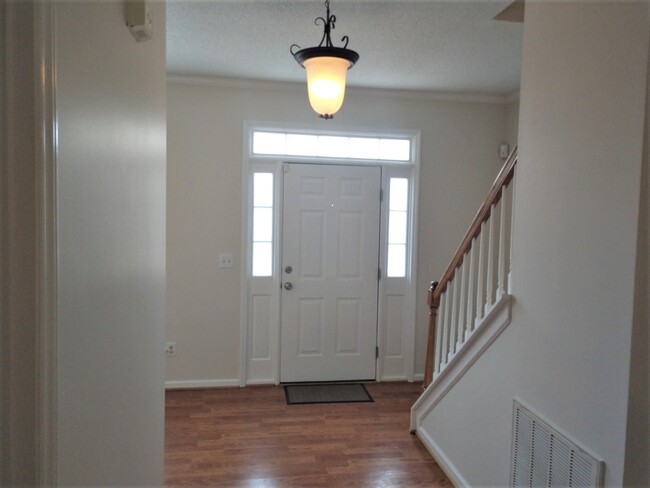 Building Photo - Beautiful 3 bed, 2.5 bath + Bonus room Loc...