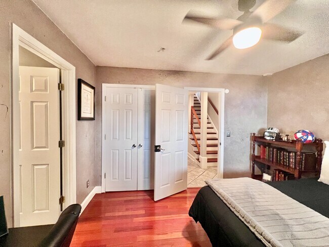 Building Photo - UPTOWN TOWNHOUSE!