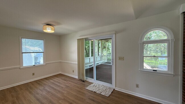 Building Photo - Newly Refreshed Rambler in Convenient Loca...