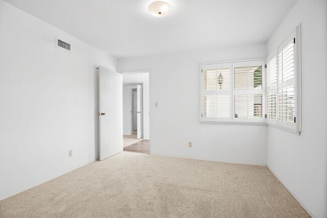 Building Photo - Spacious 4-bedroom, 2-bathroom home in coveted University City