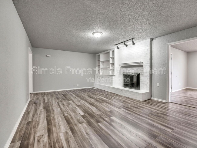 Building Photo - 101 E Platt Dr