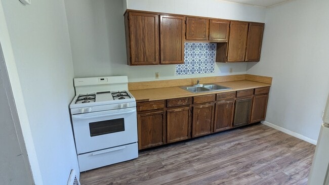 Building Photo - Charming 2-bedroom, 1-bathroom home locate...
