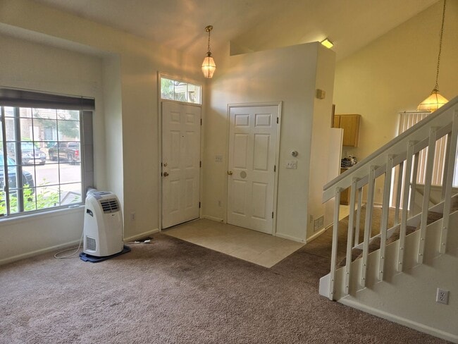 Building Photo - Great 3 bedroom townhome
