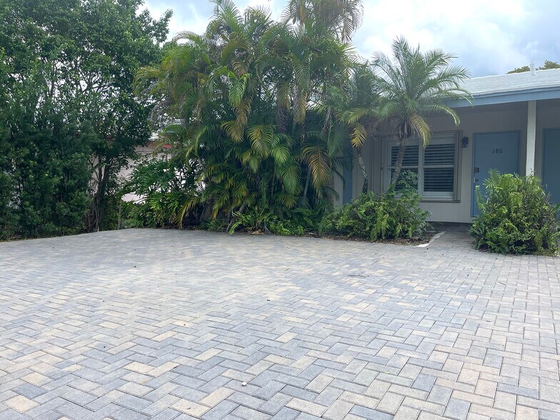 Outside parking area - 186 NW 4th Ave