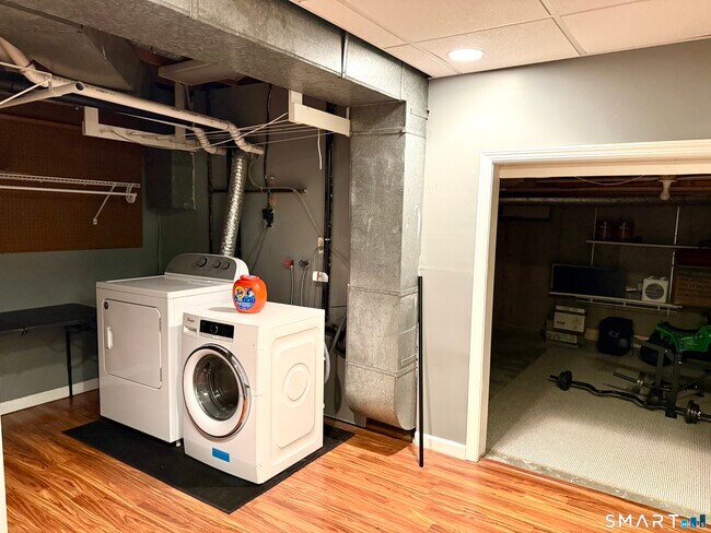 Building Photo - 9 Watch Hill Cir