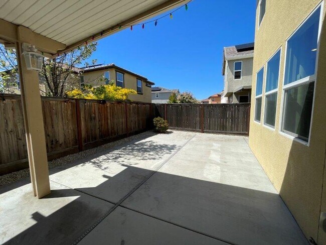 Building Photo - Gorgeous 4 Bed Located in Great Gated Community