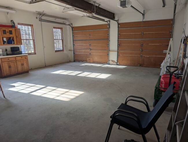 Building Photo - Beautiful 2 Bedroom House