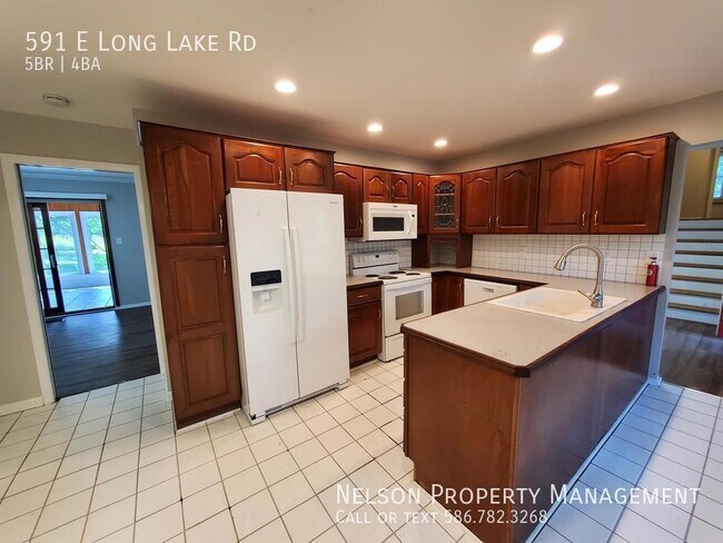 Building Photo - 591 E Long Lake Rd