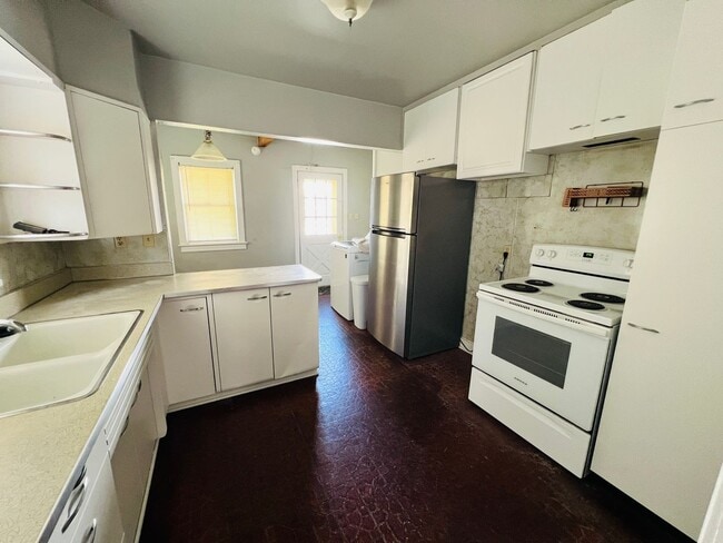 Building Photo - Nice 3 Bedroom 1 Bathroom Home With Detach...