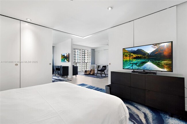 Building Photo - 3101 Bayshore Dr