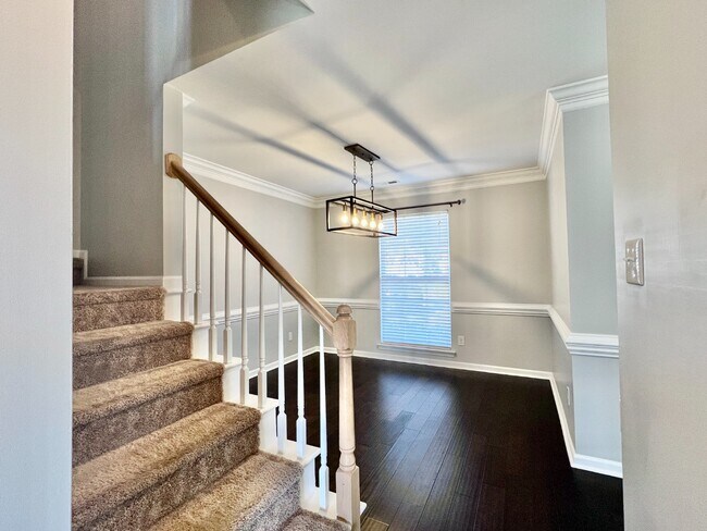 Building Photo - UPDATED, 4 Bedrooms!