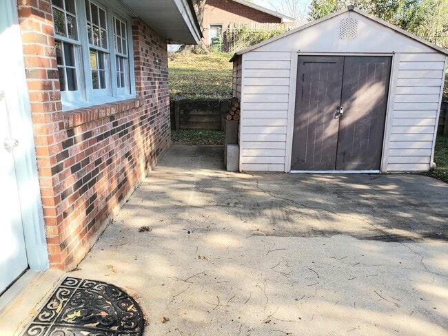 Building Photo - 484 Planters Rd